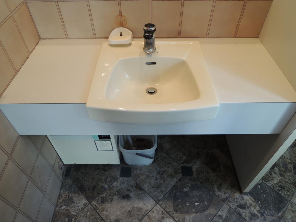 Wash basin, toilet. 3rd floor toilet