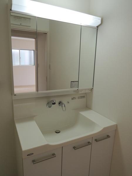 Wash basin, toilet. Shampoo dresser also wide.