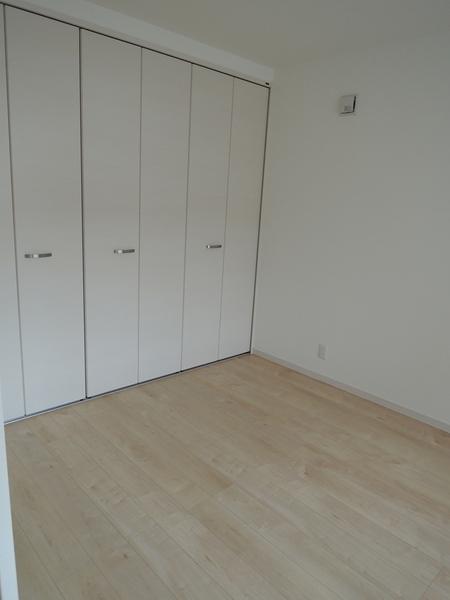 Non-living room. Western-style 6.75 Pledge.