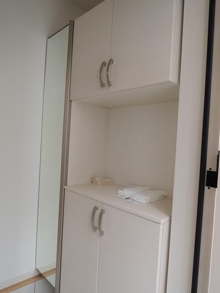 Entrance. Shoes closet large capacity.