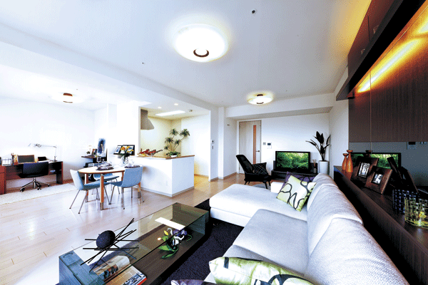 Interior.  [Living and dining ・ Open kitchen] Relaxation space is spacious and reserved 74 sq m more than 2LDK. Leisurely enjoy living is also a collection of hobby ・ In the dining, Airy open kitchen (S74-P type model room)