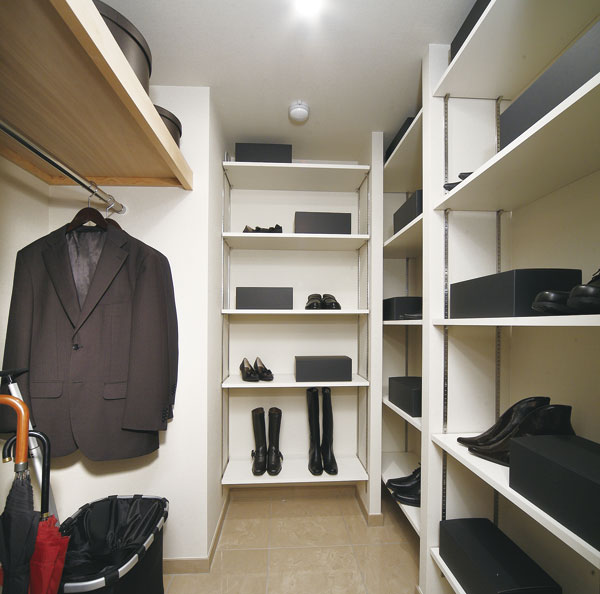 Receipt.  [Shoes in cloak] Amount of storage rich shoe-in cloakroom has been installed in the entrance. Not only shoes and umbrella, Also can be stored, such as leisure goods (some type only / Same specifications)