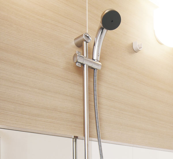 Bathing-wash room.  [Slide bar ・ Spray shower] Handy slide bar that you can freely adjust the height of the shower. The shower head has a comfortable spray shower is adopted (same specifications)