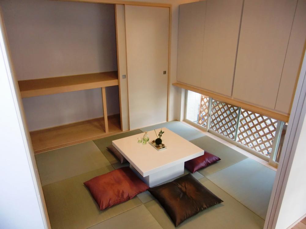 Non-living room. Indoor (12 May 2012) shooting Now close to the modern Japanese-style room in the Ryukyu tatami. Devised space take-up was able.