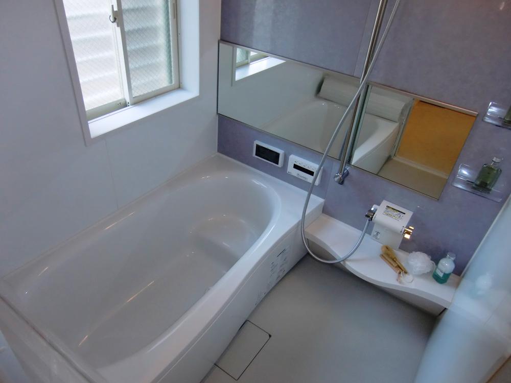 Bathroom. Large tub put off the interior (December 2012) shooting leg, For us slowly heal fatigue of the day. The wife is recommended a sitz bath.