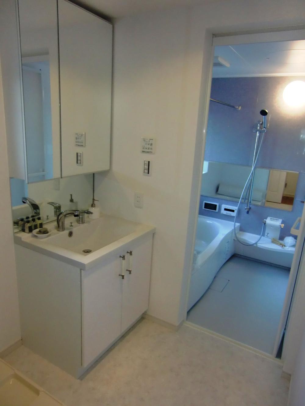 Wash basin, toilet. Indoor (12 May 2012) shooting spacious washroom, It is very easy to use even easier maneuverability-handed, such as laundry and bath rising.