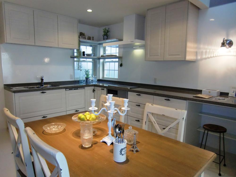 Kitchen. Indoor (12 May 2012) shooting is a large L-shaped kitchen makes you feel widely dining.