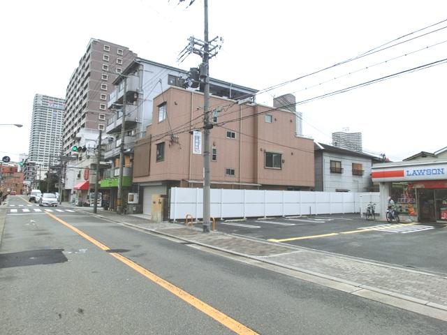 Local photos, including front road. To the east it is convenient there is a Lawson. 