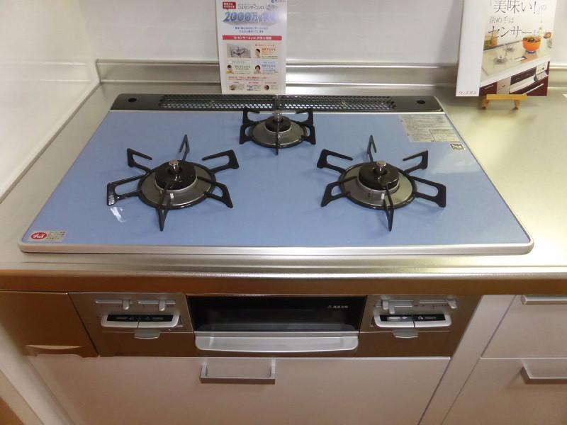 Kitchen. Exchange did colorful gas stove of 75cm width.