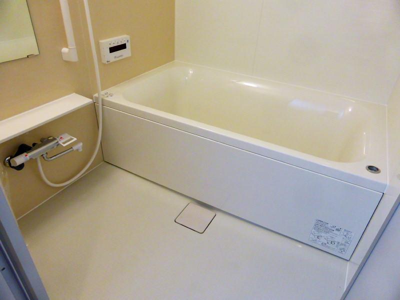 Bathroom. 1218 was Mashi size up the exchange in. Since Kawakku was also established to replace also water heater, It does not troubled laundry on a rainy day. Also it comes with a shower hook grip bar. Of course you can add cooked also