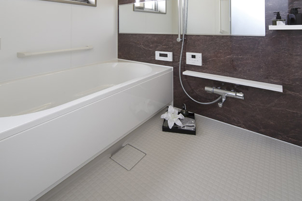 Bathing-wash room.  [Bathroom] Adopt a clean thermo floor to reduce the deprived heat from the back foot by the heat-insulating layer . Less likely to feel the cold, It quickly dried in a mosaic pattern ( ※ )