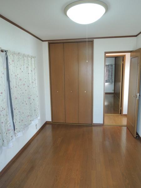 Non-living room. 3 Kaiyoshitsu 6 Pledge. It is a two-sided lighting. 