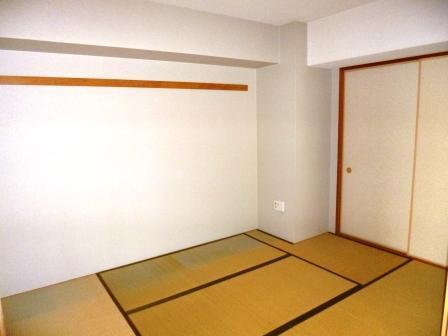 Non-living room. There is a Japanese-style room.