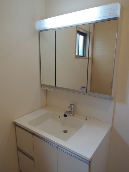 Wash basin, toilet. Shampoo dresser. 3-surface mirror type. Set in a large mirror also Kimaru.