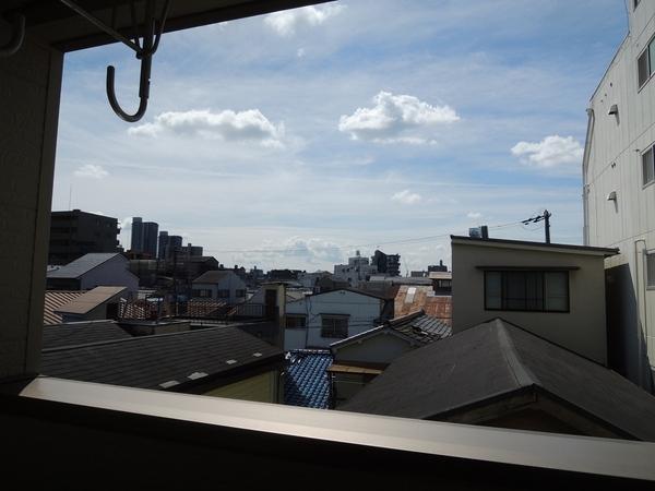View photos from the dwelling unit. 3rd floor balcony. Because the south is free, We are clean.