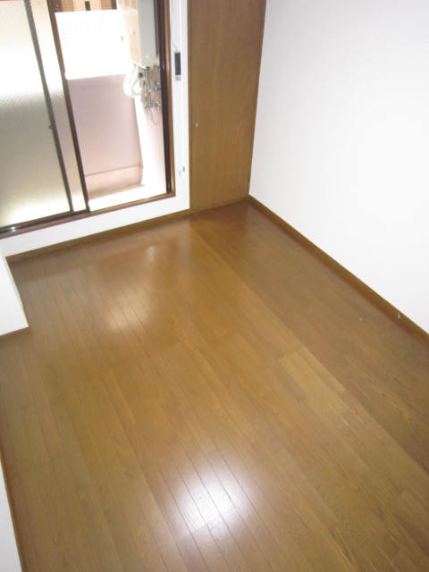 Living and room. Flooring! !