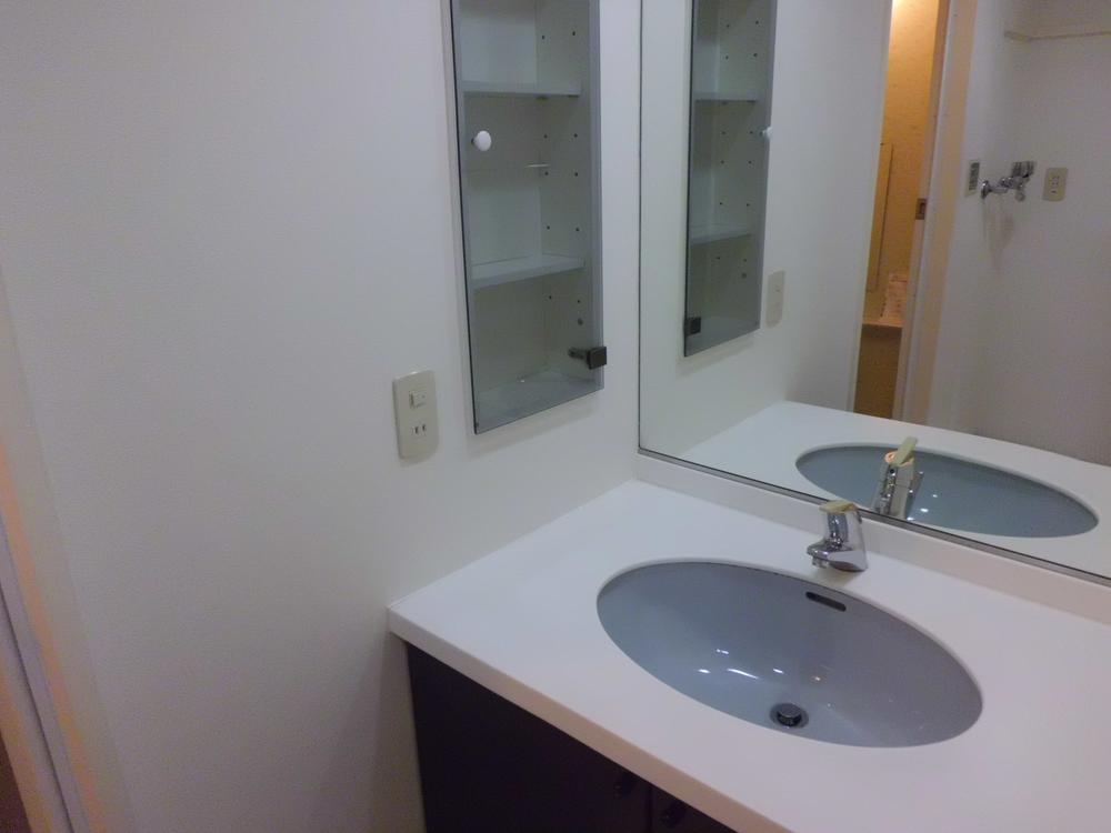 Wash basin, toilet. Wide mirror I am happy