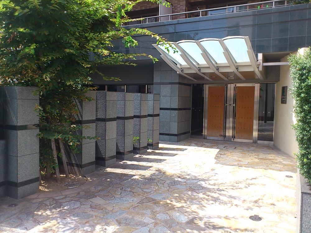 Entrance. Common areas