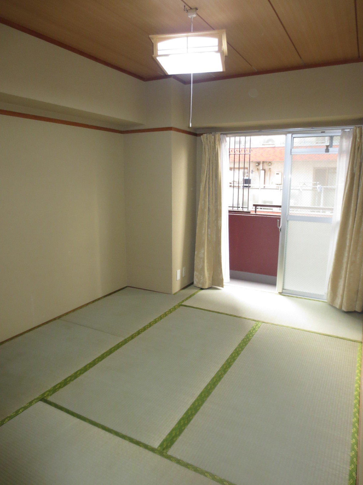 Living and room. It is a Japanese-style room also good. 