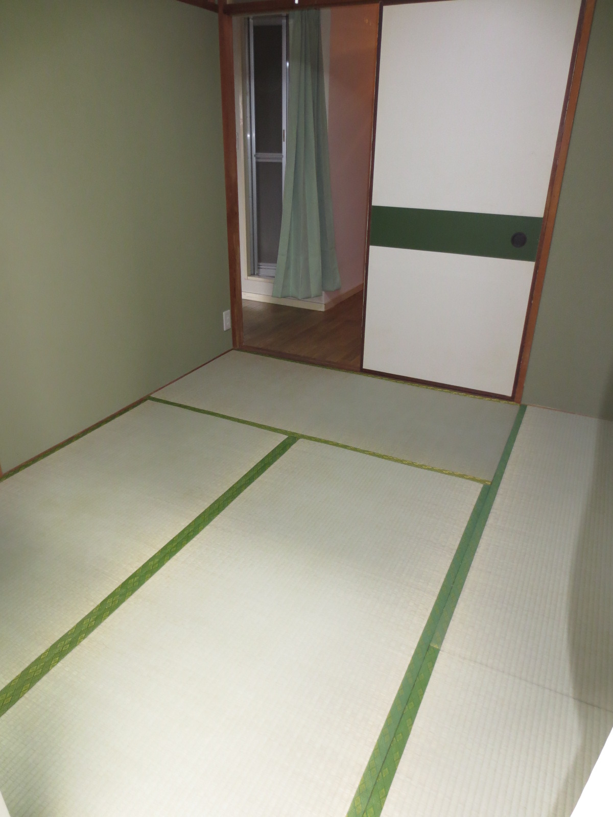 Living and room. It will settle down after all tatami. 