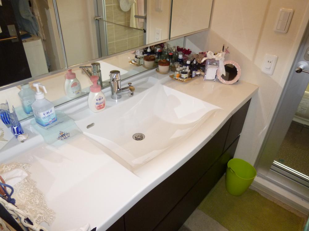 Wash basin, toilet. Indoor (10 May 2013) Shooting