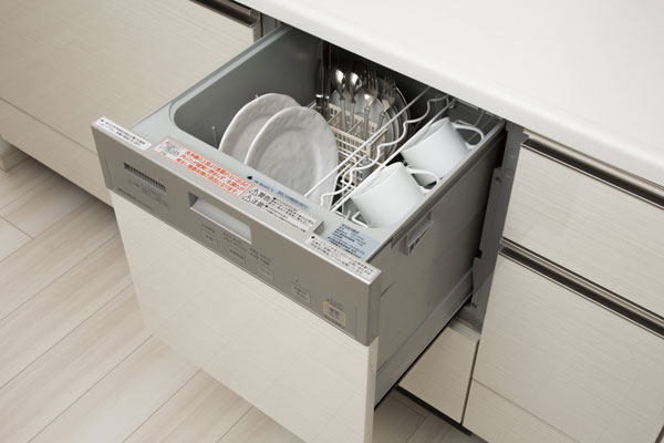 Kitchen.  [Dishwasher] And out of the dish it is easy to slide storage type of dishwasher. The new model reduces the housework burden (same specifications)