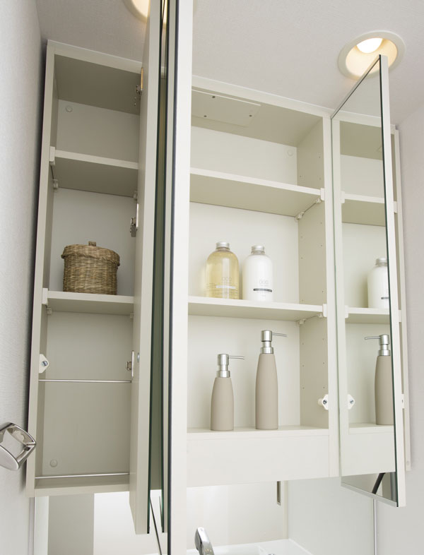 Bathing-wash room.  [Three-sided mirror back storage] Easy-to-read three-sided mirror of with anti-fog function. Space for accommodating the small items have been secured in the Kagamiura (same specifications)