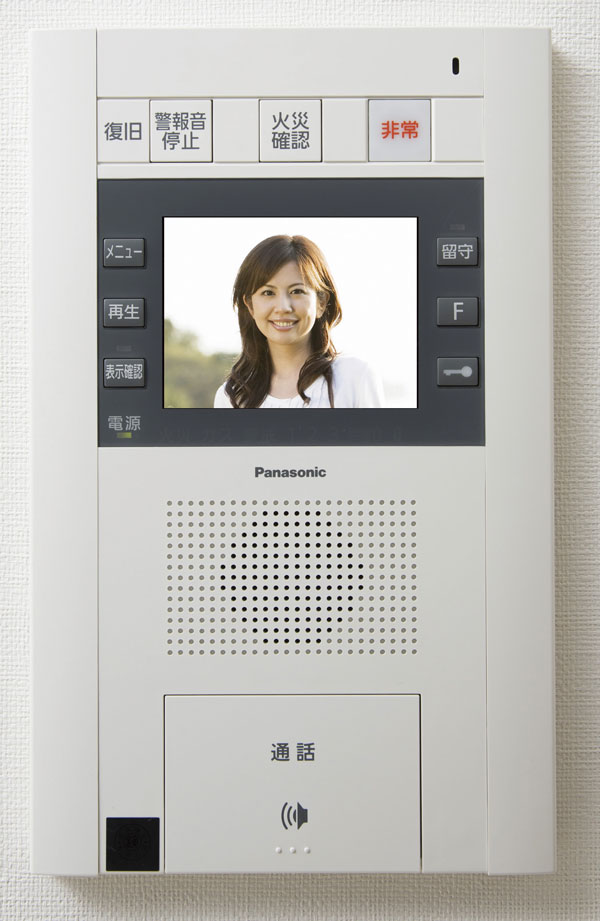 Security.  [Intercom with color monitor] From the installed intercom with color monitor in the living room of each dwelling unit, Auto-lock system that can unlock the set entrance door of the entrance. Since the visitor can see in the video and audio, It difficult to suspicious individual intrusion, It can also support within the dwelling unit to troublesome door-to-door sales staff (same specifications)