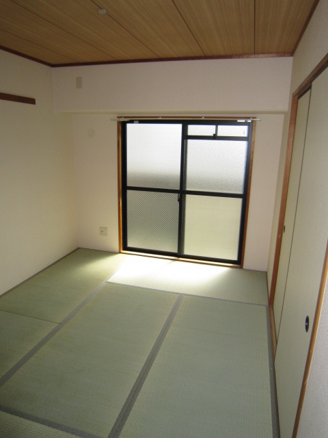 Living and room. And the smell of tatami. 