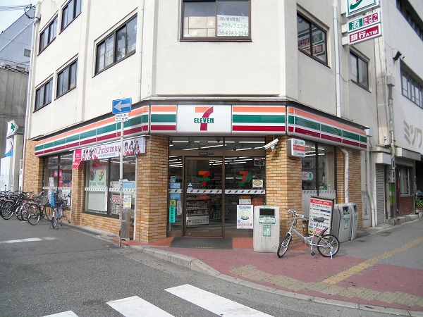 Convenience store. 100m to Seven toilets Eleven (convenience store)