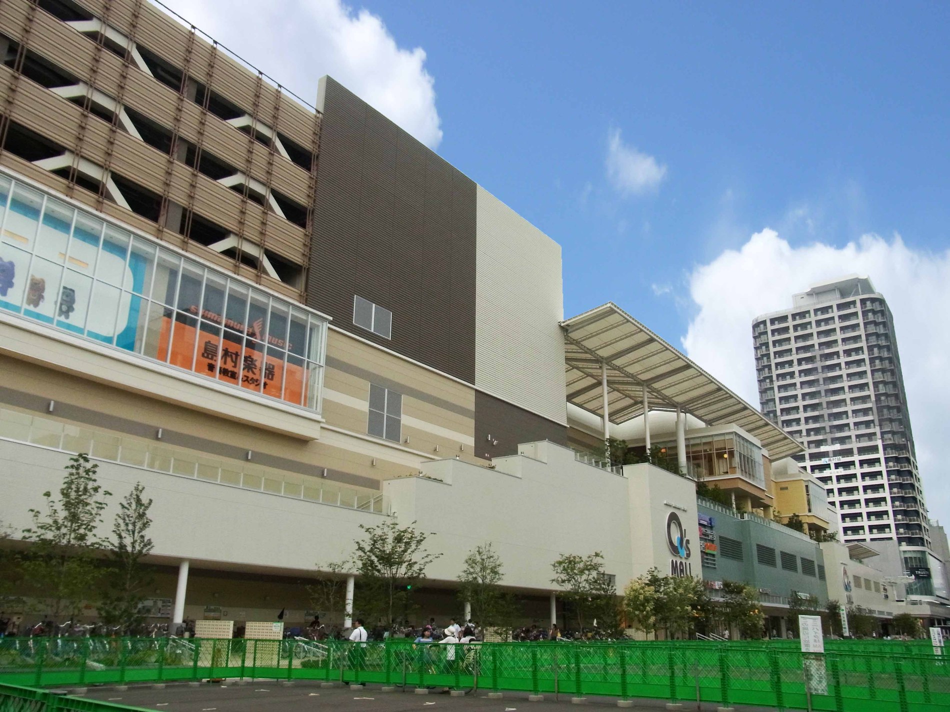 Shopping centre. Abeno large complex located in the 1200m Tennoji Ekimae Kyuzu until the mall to "Kyuzu Mall" is, 10:00 ~ 22:00 start the Ito-Yokado sales, Midori Denka and Tokyu Hands, etc., Flowing out the necessary facilities to start a new life!