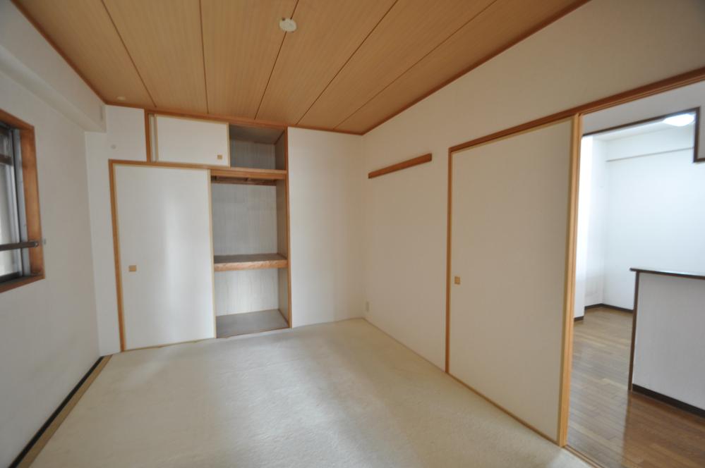 Non-living room. It is a Japanese-style room is also good to take a nap because the very bright!