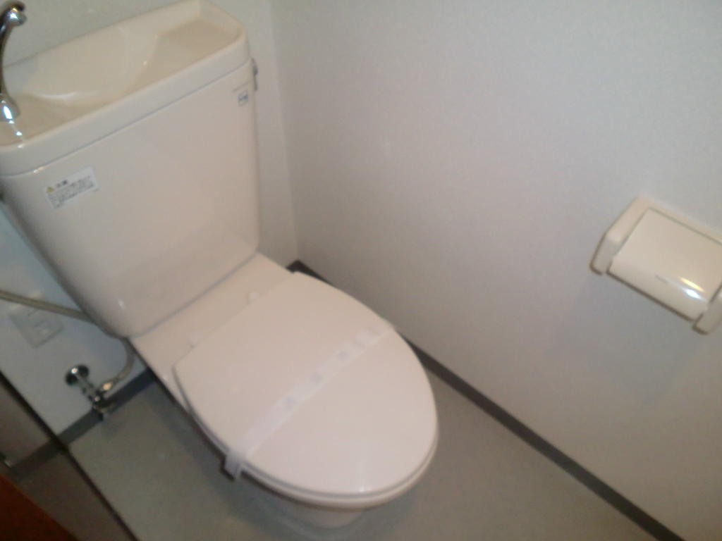 Toilet. Osaka Naniwa-ku, rent to Pitattohausu Nishinagahori shop! 