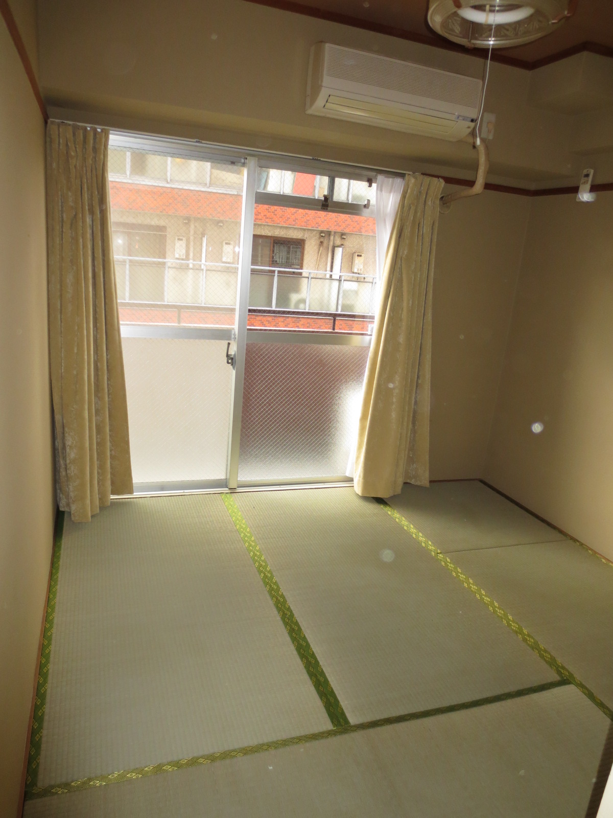 Living and room. Japanese-style room to settle. 