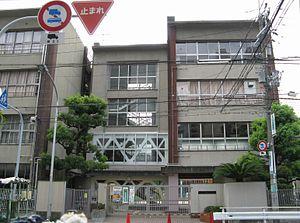 Primary school. It is also worry to go to school in the 850m walk about 10 minutes and the children to the Meiji elementary school!