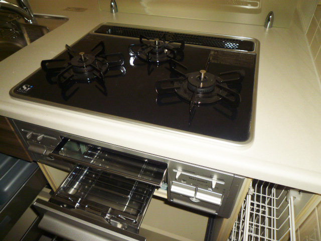 Kitchen. 3-neck gas stove