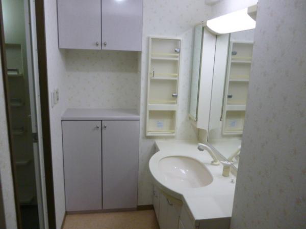 Wash basin, toilet. It is a washroom that storage has been enhanced.