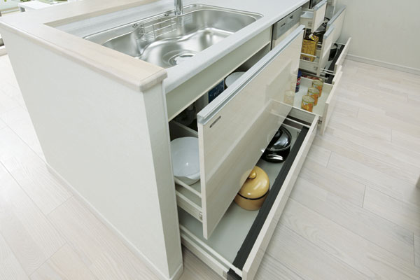 Kitchen.  [Baseboards with storage All slide storage] The back of the storage products can also be taken out with ease (same specifications)