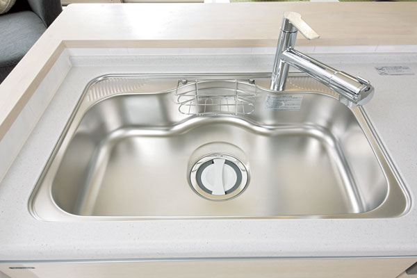 Kitchen.  [Quiet sink] It has to suppress such as water splashing sound (same specifications)