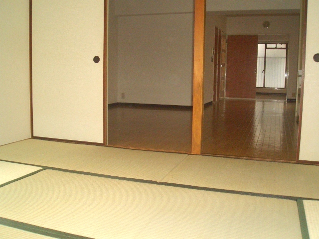 Other room space. Unwind Japanese-style room