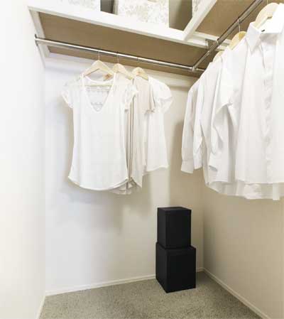 Walk-in closet, which is installed in a Western-style. It can be stored with a margin coming season bulky winter.