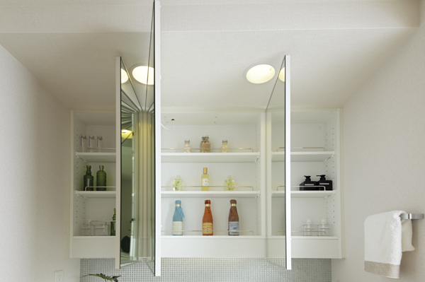 Bathing-wash room.  [Three-sided mirror back storage] Back in the morning of the dressing is also easy to three-sided mirror is small input. Because the shelves you can adjust the space by the item (same specifications)