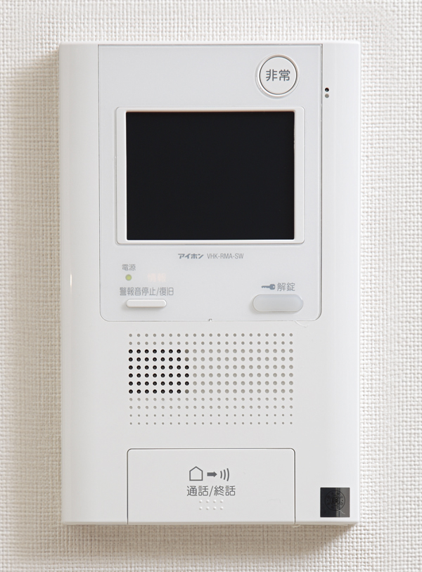 Security.  [Intercom with color monitor] It can be carried out confirmation of visitors in both the entrance and the dwelling unit entrance, Intercom with color monitor has been installed ※ 32 ~ The 35th floor has been installed the camera even before dwelling unit entrance (same specifications)