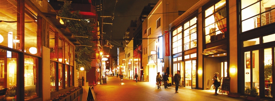 Stylish grocery stores and clothing store, And cafes to spend a relaxing time, Unique and charming shops lined on each "Orange Street (Tachibana street)" (about 50m)