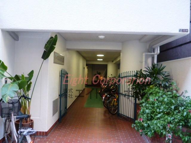 Entrance. Common areas