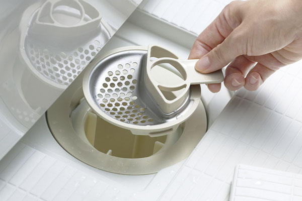 Bathing-wash room.  [Swish swish and clean the drain outlet] Collect, eg in the middle hair with water flow, Discarded a quick drain outlet has been adopted. Easy to wash stainless steel hair catcher and slime can cleaning easier in difficult fluorine-based special coating that sticks (same specifications)