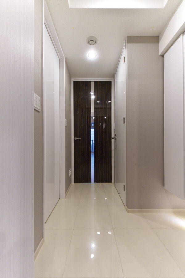 Interior.  [Soft-close living door] To stylish living door which arranged the glass to center, impact ・ Draw until the last slowly to reduce the sound, Quiet and safe auto soft close function has been adopted (E type model room)