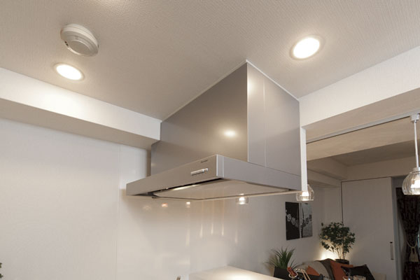 Kitchen.  [Enamel rectification Backed range hood] Effect by the suction force further up the current plate using draft phenomenon. High-quality enamel of baffle oil dirt also be easily wiped off, Since the wash can be removed maintains the integrity always clean (same specifications)