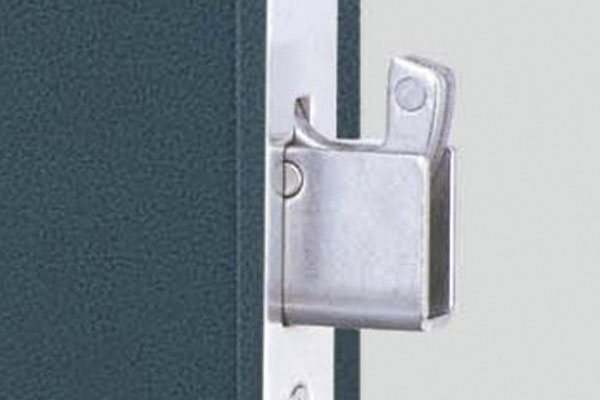Security.  [Deadbolt lock with sickle] Less likely to be destroyed in the bar, etc., High crime prevention to prevent unauthorized intrusion from the outside "dead bolt lock with a sickle" has been adopted (same specifications)
