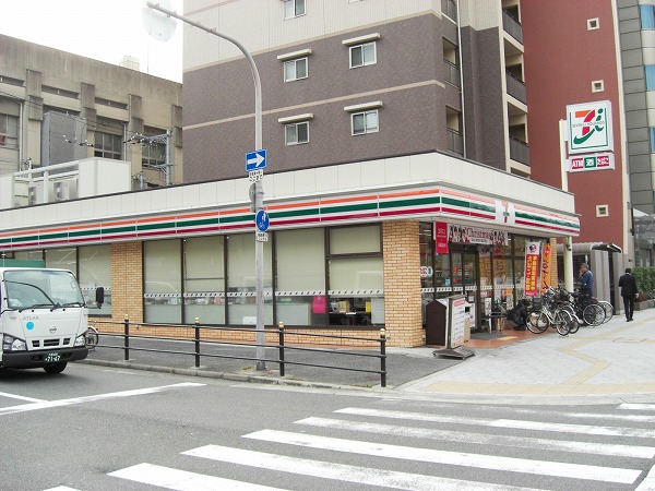 Convenience store. 250m to Seven-Eleven (convenience store)